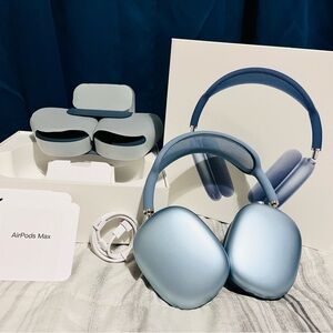 Apple AirPods Max in Sky Blue